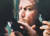 영화 ‘마션’에서 지구 귀환을 앞둔 주인공(맷 데이먼)이 왈 트리머로 면도하는 모습.