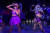 레이디 가가(왼쪽)와 아리아나 그란데가 2020년 8월 30일(현지시간) MTV 비디오 뮤직 어워드에서 '레인 온 미'를 부르고 있다. [AP=연합뉴스]