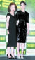 영화 ‘계춘할망’에 출연했던 김고은과 함께한 모습. 이날 윤여정은 ‘리틀 블랙 드레스’를 입었다. [중앙포토, 일간 스포츠]