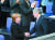 동독 시절 목사였던 요아힘 가우크 전 독일 대통령(오른쪽)이 2012년 3월 23일 베를린 분데스탁(연방하원)에서 열린 대통령 취임식에서 앙겔라 메르켈 총리와 악수하고 있다. 메르켈 총리의 아버지도 동독 개신교 목사로 활동했다. [로이터=연합뉴스]