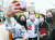 오세훈 국민의힘 서울시장 후보가 상암동 DMC 부근에서 시민들과 사진을 찍고 있다. [국회사진기자단]