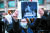 지난 21일 러시아 모스크바에서 한 시민이 ‘나발니에게 자유를’이라고 적힌 종이를 들고 나발니 석방 촉구 시위를 벌이고 있다. [AP=연합뉴스]