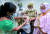 인도에서 최근 코로나19 확진자 수가 급증하고 있는 가운데 지난 6일 뭄바이에서 한 시민이 코로나 백신을 접종하고 있다. [로이터=연합뉴스]