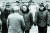 홍콩에 있는 룽윈의 재촉으로 중공에 투항, 해방군 지휘관 천껑(陳賡)과 악수 하는 루한. 1949년 12월 9일 쿤밍. [사진 김명호]