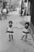한영수 사진가의 작품. 똑같이 원피스를 맞춰입은 쌍둥이 자매의 세련된 패션이 눈에 띈다. 서울, 명동, 1960년. [사진 한영수 문화재단]