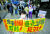 지난 6일 도쿄에서 한 시민이 ‘감염 올림픽 반대’‘어린이의 감염 동원 반대’라는 피켓을 들고 시위를 벌이고 있다. [EPA=연합뉴스]
