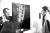 최기원의 조각과 박서보의 그림 앞에서 앙드레 말로 프랑스 문화부 장관(왼쪽)에게 작품을 설명하는 이일, 제3회 파리비엔날레, 1963년. [사진 이일 유족]