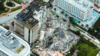 [사진] 미 12층 아파트 붕괴 … 사망·실종 160여 명