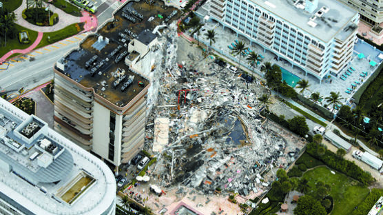 [사진] 미 12층 아파트 붕괴 … 사망·실종 160여 명
