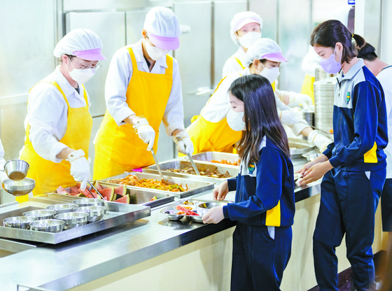 지난달 1일 서울 노원구 화랑초등학교에서 학생들이 채식 급식을 받고 있다. 이 학교는 환경 교육을 위해 월 2회 채식 급식을 진행한다. 정준희 인턴기자