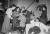 뉴욕 브루클린 존배 스튜디오에서의 김향안(가운데 안경 쓴 사람). 앞줄 아이는 존배의 아들 아이언배. 소파엔 백남준이 앉아 있다. 1986년. [사진 임영균, 황인]