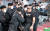 지난 23일 유로 2020 독일과 헝가리의 축구 경기가 열린 뮌헨에서 경찰들이 마스크를 착용하지 않은 축구팬에게 경고하는 모습. [AP=연합뉴스]