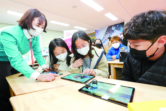 코딩수업은 이제 학교에서 의무화 됐다. 사진은 AI 코딩 수업을 받고 있는 경북 의성군 안계초 학생들. [연합뉴스]