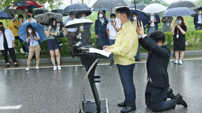 [사진] ‘우산 의전’ 논란