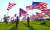 지난 8일 미국 캘리포니아주 페퍼다인대 직원들이 9·11 테러 20주년을 기념해 교내에 미국 국기들을 세우고 있다. [AFP=연합뉴스]