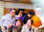 2009년 MBC의 ‘지금은 라디오 시대’에 출연한 쎄시봉 다섯 친구. 윗줄 왼쪽부터 조영남·최유라·윤형주·김세환. 아랫줄 왼쪽이 이장희, 오른쪽이 송창식. [사진 조영남]
