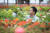 13일 오후 경기 이천시 백사면에 위치한 스마트팜 HS플라워에서 홍해수 대표가 재배한 꽃을 들고 있다. 이천=정준희 기자