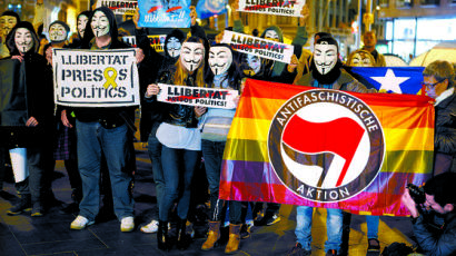 시위 상징 ‘가이 포크스’ 가면, 영국 ‘화약 반역 음모’서 유래