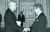 도널드 그레그 전 주한 미국대사가 1989년 9월 27일 청와대를 방문해 노태우 당시 대통령에게 신임장을 제정하고 있다. [중앙포토]