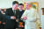 교황 만난 문 대통령, 평화의 십자가 선물