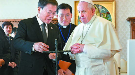 [사진] 교황 만난 문 대통령, 평화의 십자가 선물
