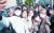 이재명 더불어민주당 대선후보가 5일 오전 대구광역시 북구 경북대학교 북문 인근에서 학생들과 함께 기념사진을 찍고 있다. [뉴스1]