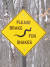 ‘뱀을 위해 속도를 줄여줄 것’을 당부한 캐나다의 로드킬 경고판. [사진 위키커먼스]