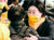 심상정 정의당 대선후보(오른쪽)가 28일 오후 부산시 부전시장을 방문해 시민들과 인사하고 있다. [연합뉴스]