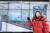 김옥선 극지연구소 책임연구원이 남극 빙하 밑에 숨겨진 ‘보스토크 빙저호’의 단면도를 멀티비전에 띄워놓고 설명하고 있다. 김 연구원은 남극 장보고기지와 세종기지를 10차례 이상 다녀온 극지 미생물 생태학자다. 김현동 기자