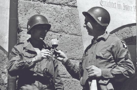 히틀러의 별장 켈슈타인하우스 점령 직후, 보관된 와인을 마시는 연합군. [사진 위키피디아]