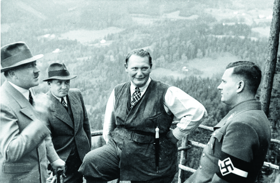 켈슈타인하우스에서의 히틀러와 나치 지도부. 맨 왼쪽이 히틀러, 가운데가 괴링. [사진 위키피디아]