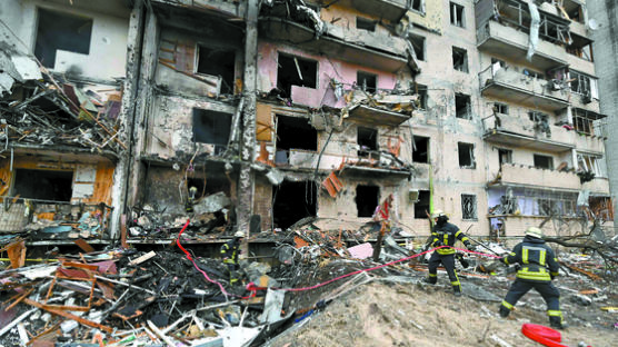 [불타는 우크라이나]우방 지원은 없었다, 우크라 수도 함락 초읽기