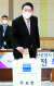 같은 날 오전 윤석열 국민의힘 대선후보가 부산시 남구청 대강당에 마련된 투표소에서 투표하고 있다. [뉴스1]