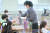 지난 2일 대구의 한 초등학교에서 담임교사가 학생들에게 코로나19 자가진단키트를 나눠주고 있다. 교육부는 4월 둘째 주까지 주 2회 등교 전 선제검사를 권고한 상태다. [뉴스1]