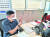 강북구수어통역센터 농통역사 박모(46)씨가 영상전화기를 통해 청각장애인과 수어로 대화하고 있다. 윤혜인 기자