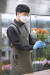 베어베터 플라워팀에서 일하고 있는 한 발달장애인 사원이 꽃을 손질하고 있다. [사진 베어베터]