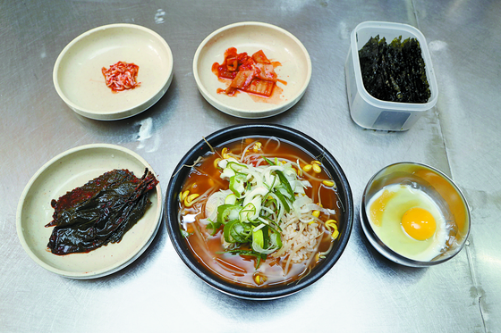  좌석이 8개뿐인 오거 리콩나물해장국에서 파는 콩나물국밥. 현금만 받는다. 신인섭 기자