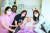 지난 14일 서울서남병원 완화의료센터에서 환자 송정숙(오른쪽 둘째)씨와 딸 박정민(가운데)씨가 의료진과 함께 사진을 찍고 있다. 서남병원 완화 의료센터는 일주일에 한 번 ‘포토데이’를 정해 환자와 보호자의 모습을 촬영해 전달한다. 전민규 기자
