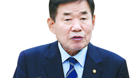 샌드위치 된 의장 후보 김진표