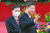 시진핑 중국 국가주석이 1일 홍콩 컨벤션센터에서 열린 홍콩 반환 25주년 기념식에서 참석자들을 향해 손을 흔들고 있다. 왼쪽은 존 리 신임 홍콩 행정장관. [AP=연합뉴스]