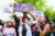 지난 5월 14일 미국 대법원이 ‘로 대 웨이드’ 판결을 뒤집을 수 있다는 보도가 나오자 워싱턴 DC에서 낙태 찬성론자들이 시위를 벌이고 있다. [워싱턴 로이터=연합뉴스]