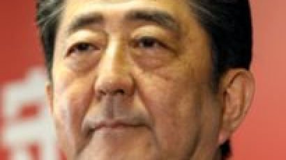 아베 전 일본 총리, 유세 도중 총 맞고 사망
