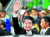 2018년 10월 도쿄 인근 육상자위대 아사카 훈련장을 방문한 아베 신조 일본 총리가 손을 흔들고 있다. [EPA=연합뉴스]
