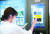 서울 강남의 GS25 DX랩 안에 설치된 주류 자판기. 지문 인식으로 성인 인증을 한 다음 화면 터치로 결제할 수 있다. [뉴스1]