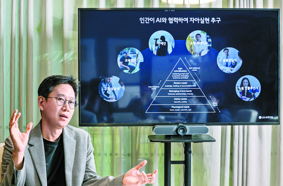 배경훈 LG AI연구원장이 지난 13일 서울 마곡 LG사이언스파크에서 초거대 AI에 대해 설명하고 있다. 우상조 기자