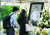 일본 도쿄에 위치한 조조지 절에서 사람들이 아베 신조 전 총리를 추모하며 꽃을 헌화하고 있다. [EPA=연합뉴스]