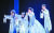 연극 ‘햄릿’의 장면들. 유랑극단 배우들 역의 박정자, 손숙, 윤석화, 손봉숙. [사진 신시컴퍼니]