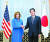 낸시 펠로시 미국 하원의장이 5일 기시다 후미오 일본 총리와 악수하고 있다. [AFP=연합뉴스]