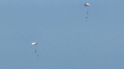[사진] 전투기 조종사 2명 비상 탈출