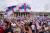 지난 8월 1일 런던 트라팔가광장에서 열린 잉글랜드 우승 기념행사에서 시민들이 잉글랜드기를 흔들며 환호하고 있다. [로이터=연합뉴스]